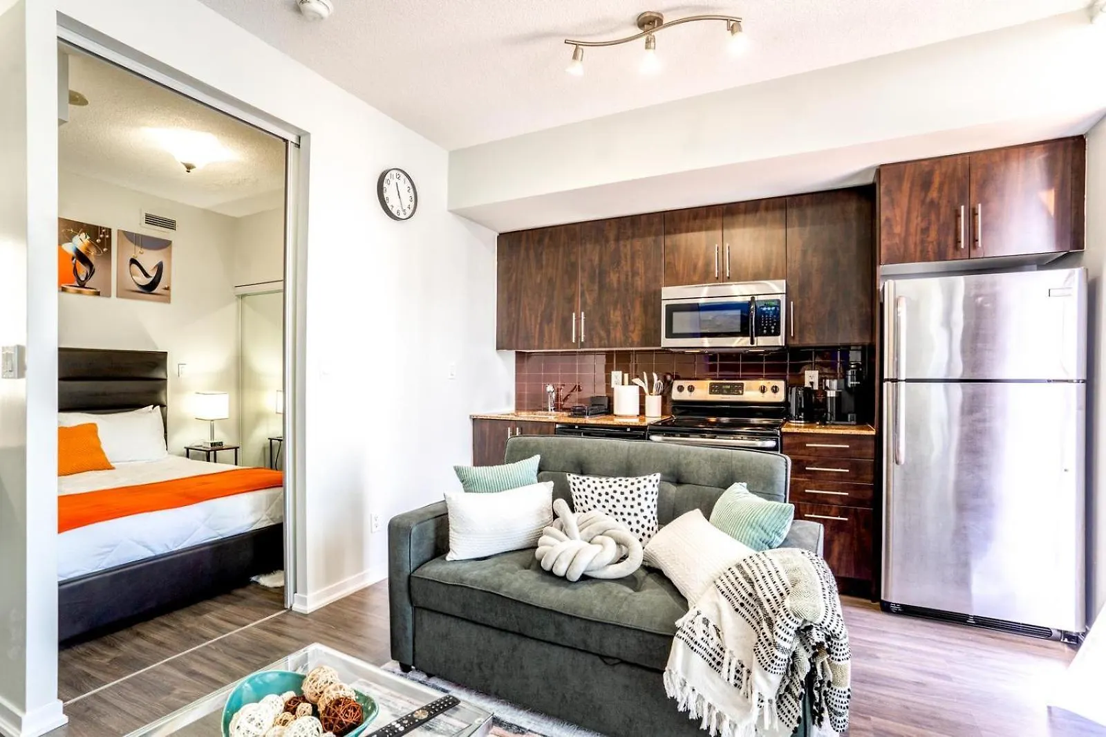Exquisite Living Toronto Apartment